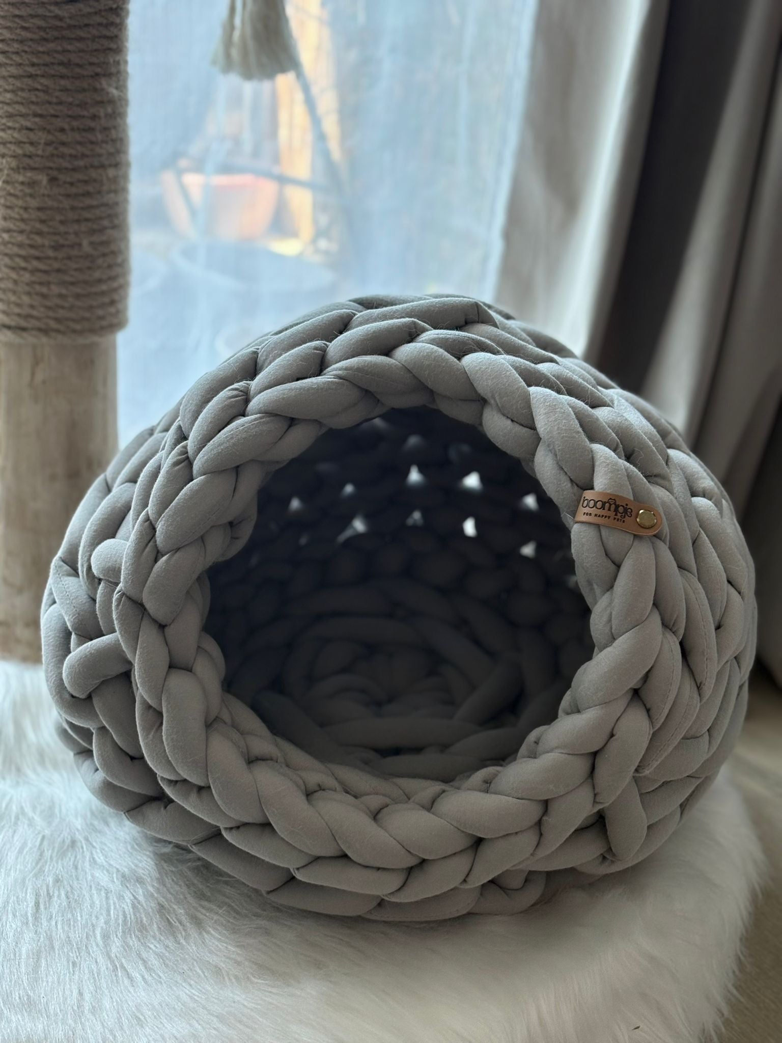 THE NEST in een lichte woonkamer met een kat die erin ligt